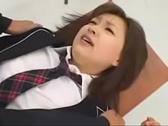 หนังโป๊Japan นักเรียนสาวใจดีช่วยคนเป็นลมก่อนลุกขึ้นมาจับขืนใจคาห้องเรียน